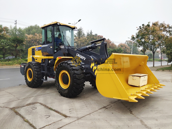 Somalia - 1 Unit XCMG LW400FV wheel loader 