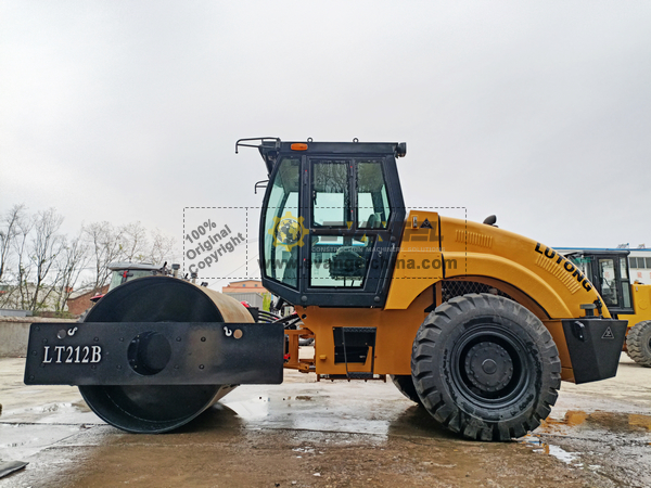 1 Unit LUTONG LT212B Road Roller