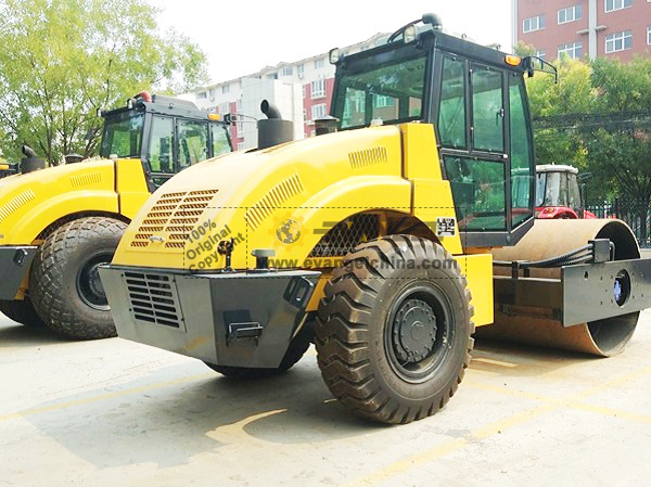 1 Unit LUTONG LT212B Road Roller