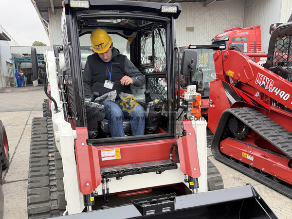 Azerbaijan Client Visited EVANGEL Office & LONKING Factory