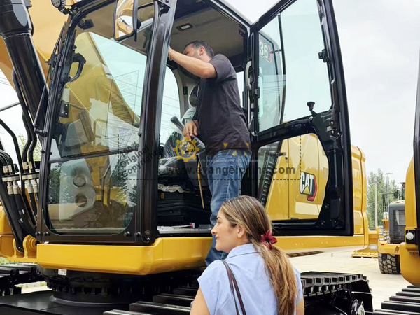 Mexican Client Visited CATERPILLAR & XCMG Factory