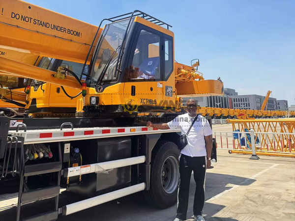 South Africa Client Visited XCMG Factory
