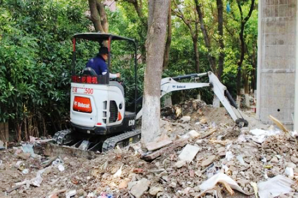 Skid Steer or Mini Excavator? A Practical Equipment Selection Guide